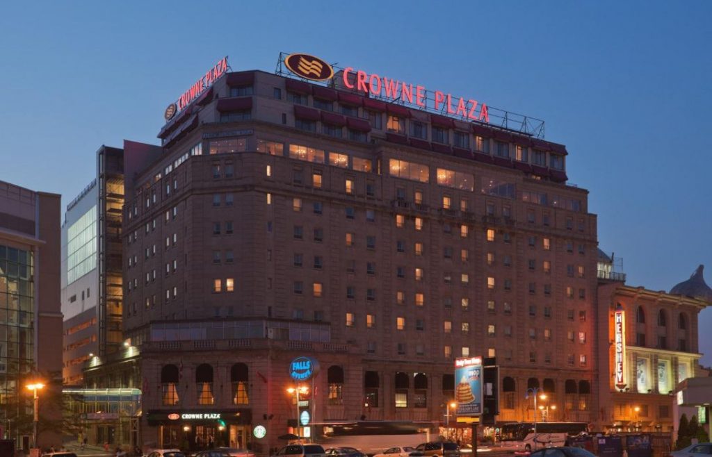 15 Niagara Falls Hotels Canada Best View: Hotels With The Best Falls View 41 Crowne Plaza Hotel Niagara Falls1