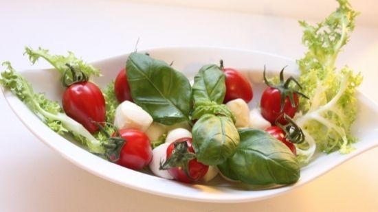 35 Healthy Snacks You Can Eat To Lose Weight. 7 Cherry Tomatoes With Mozzarella